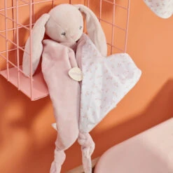 Maxi-doudou Pomme Le Lapin NATTOU Alice Et Pomme -Made 4 Baby Boutique maxi doudou pomme le lapin nattou alice et pomme 2